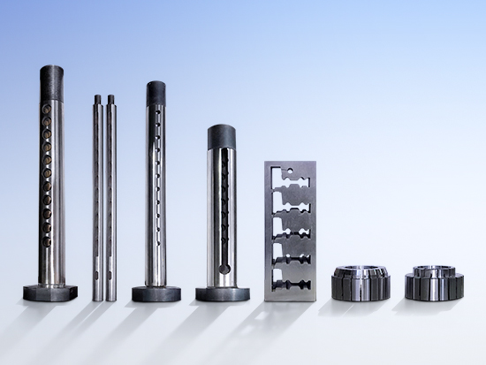 Skup industrijskih metalnih komponenti, izrađenih CNC obradom.